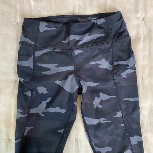 Athleta Contender 7/8 Tight in black and gray camo print with zip side pockets S - Picture 4 of 16